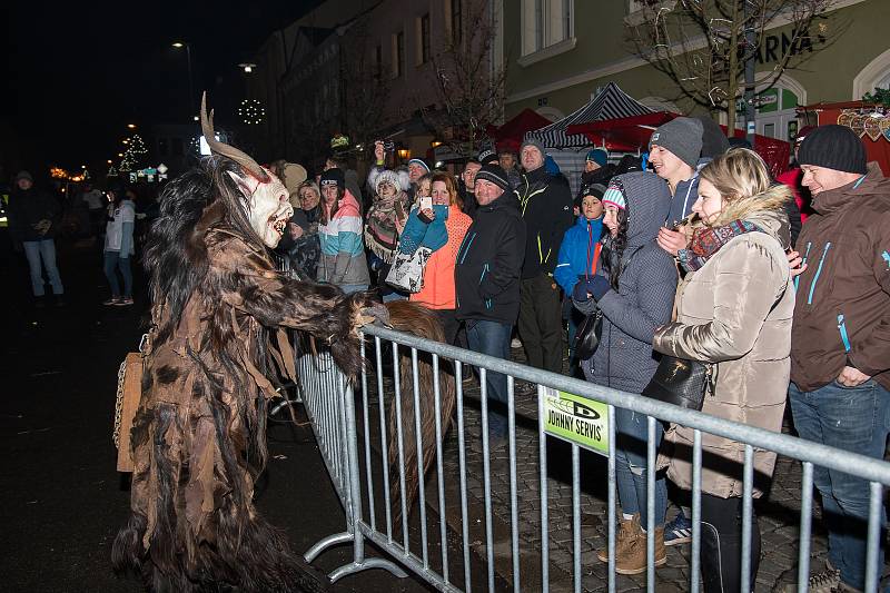 Diváci se během Krampus show v Kaplici náramně bavili.