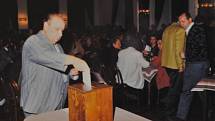 Český Krumlov v roce 1994. 1. prosince - 1. veřejné zasedání městského zastupitelstva (po listopadových komunálních volbách). Ing. Josef Musil u hlasovací urny.