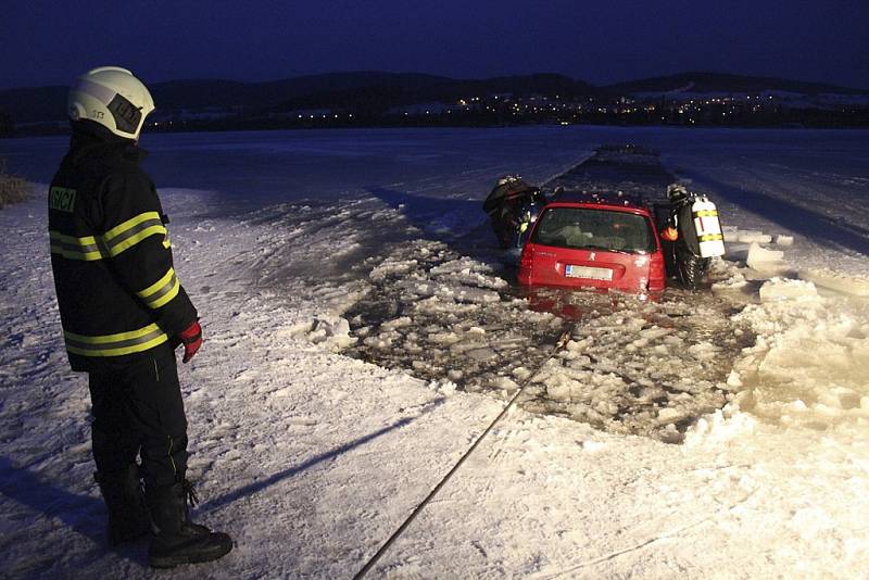 Hasiči vytahovali auto, které se propadlo do ledu na lipenském jezeře. 