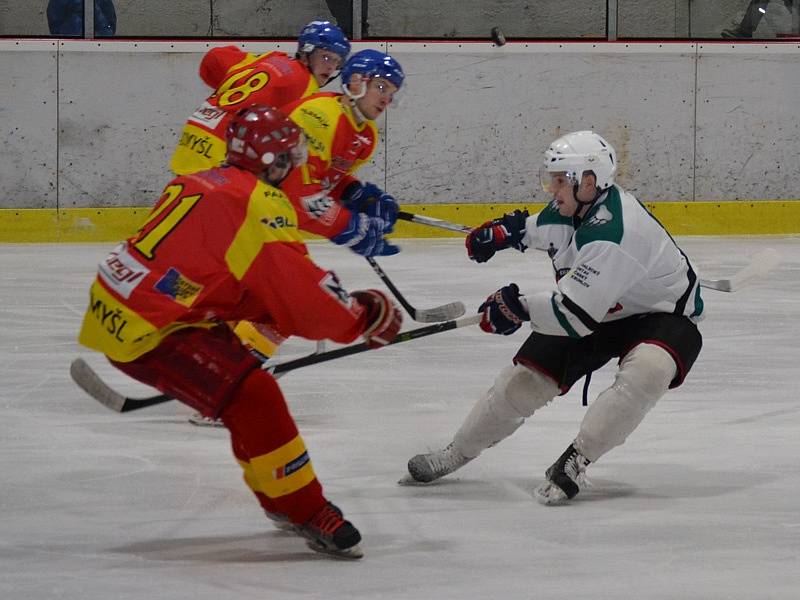 Krajská liga mužů - 23. kolo: HC Slavoj Český Krumlov (bílé dresy) - TJ Sokol Radomyšl 5:3 (1:1, 1:1, 3:1). 