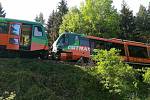 Dopravní nehoda osobních vlaků u Mříče na Českokrumlovsku si vyžádala zásah záchranářského vrtulníku.