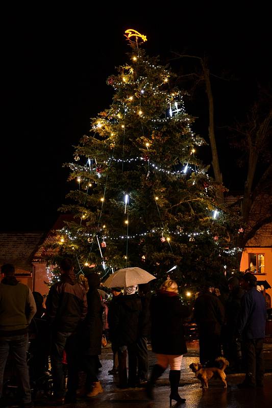 Slavnostní rozsvícení vánočního stromu ve Velešíně o první adventní neděli. Foto: Petr Skřivánek