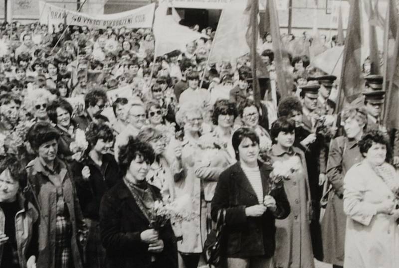Osmdesátá léta v Českém Krumlově. Manifestace pracujících ke 40. výročí konce války, 1985.