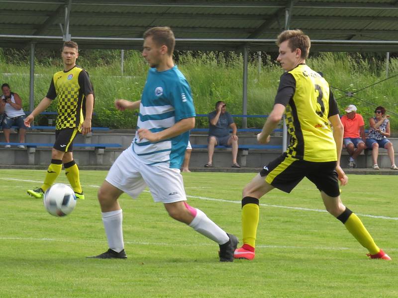 I.B třída (skupina A) – 26. kolo: Vltavan Loučovice (modrobílé dresy) – Spartak Kaplice 5:5 (1:3).