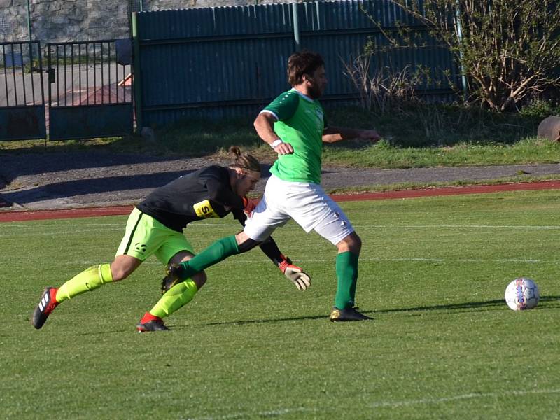 KP – 22. kolo: FK Slavoj Český Krumlov (zelené dresy) – SK Siko Čimelice 1:1 (1:0).