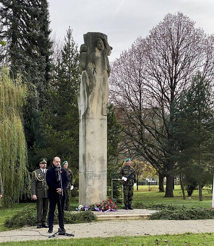 Pietní akt u příležitosti Dne válečných veteránů u pomníku v českokrumlovském parku.