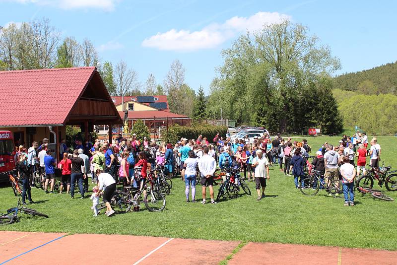 V sobotu 18. května se do Chlumu sjelo na dvě lidí na ChluChlu, prestižní recesistický závod s charitativním posláním, aby podpořili Báru Šebelkovou.