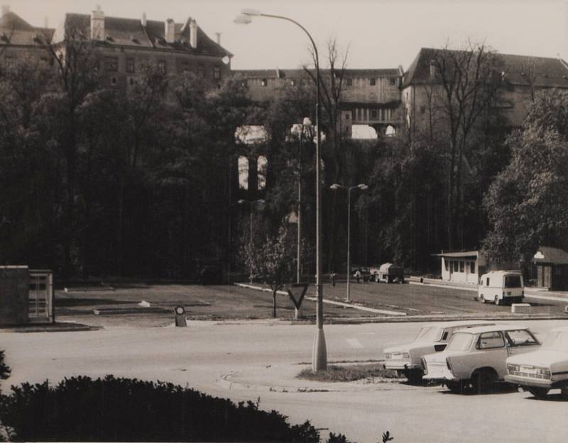 Stav parkoviště v Jelení zahradě v druhé polovině května 1991.