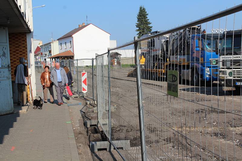 Přestavba autobusového nádraží ve Velešíně jede na plné obrátky.