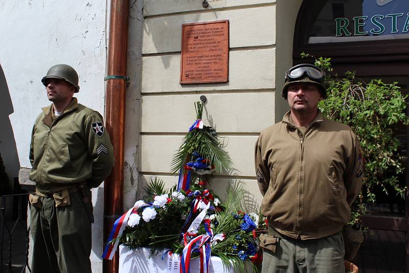 Slavnostní pietní akt s předáním slavnostního praporu policejní zásahové jednotce se odehrál v sobotu dopoledne na českokrumlovském náměstí.