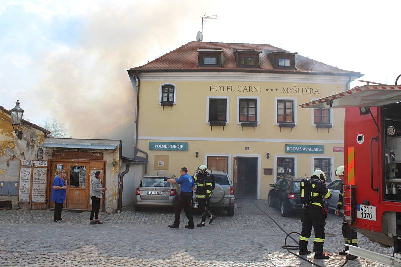 Hasiči zasahují u požáru penzionu Myší díra v Českém Krumlově.