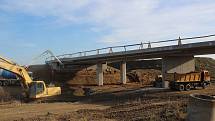 Stavba dálnice k Dolnímu Třebonínu pokračuje. Most na budoucí křižovatce u prostředních Svinců.