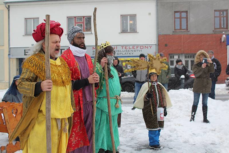 Tři králové se všemi tříkrálovými koledníky v sobotu zahájili charitativní sbírku v Kaplici a okolních obcích a osadách.