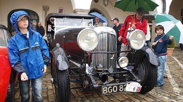 Dvě desítky automobilových veteránů zaplnily českokrumlovské náměstí Svornosti i nádvoří zámku.