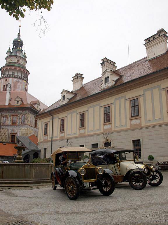 Dvě desítky automobilových veteránů zaplnily českokrumlovské náměstí Svornosti i nádvoří zámku.