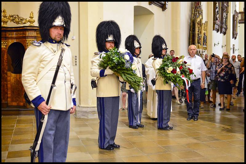 Hrobce pánů z Růže vzdali hold také schwarzenberští granátníci.