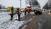 Při čtvrteční nehodě ve Velešíně se zranili tři lidé. Foto: Petr Skřivánek