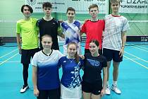 Krumlovský badmintonista Patrik Fuciman (stojí zcela vlevo) skončil na mezinárodním turnaji na Slovensku třikrát devátý.