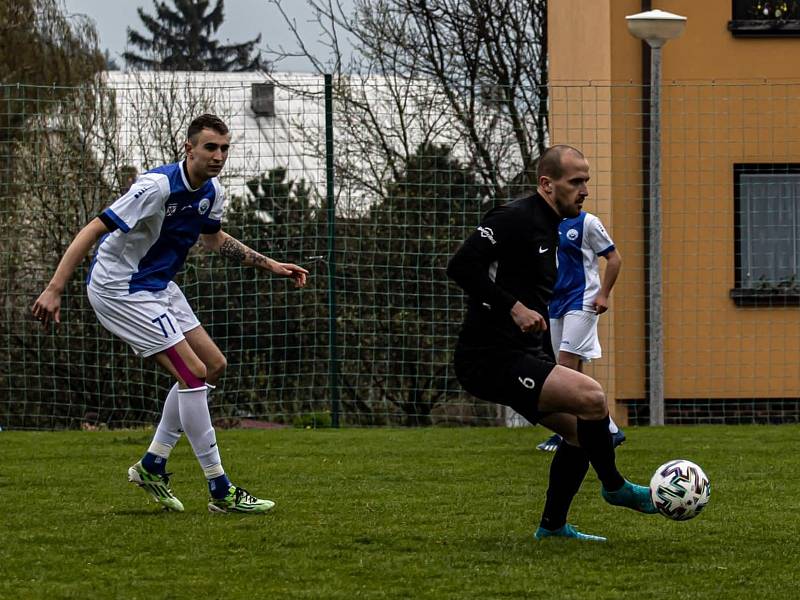 Fotbalisté Dolního Dvořiště (v černém) deklasovali v 20. kole I. B třídy v okresním derby Loučovice 10:0.