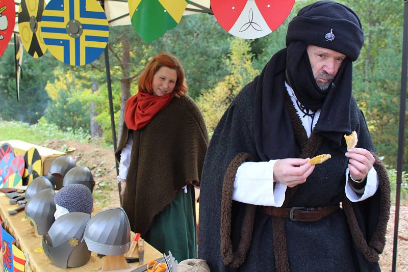 Příprava  na  Průvod Bavora III. a bratří z Vitějovic hradem a ceremonii předání hradu a na vyhlášení rytířského turnaje.