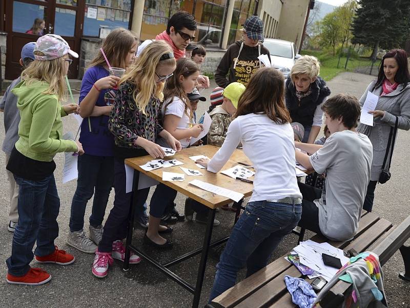 Setkání u májek na Křemežsku. V Křemži organizátoři zábavného programu pro děti očekávali kolem 120 dětí.