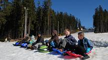 Trička s krátkým rukávem, koloběžky, kola, zimní bundy, parta dětí na bobech, tatínek s dcerkou na lyžích... Zimní sezóna na Lipně skončila před týdnem, ale půl metru sněhu na sjezdovce ladem neleží.