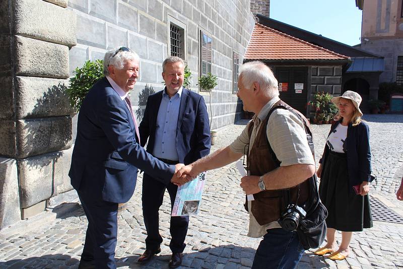 Na medvíďata se přijel podívat ministr životního prostředí Richard Brabec, ředitel ZOO Olomouc Radomír Habáň i dlouholetý medvědářův kamarád Václav Chaloupek.