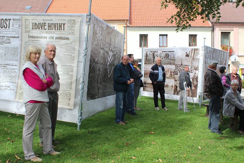 Oslava sto let republiky ve Velešíně na náměstí.