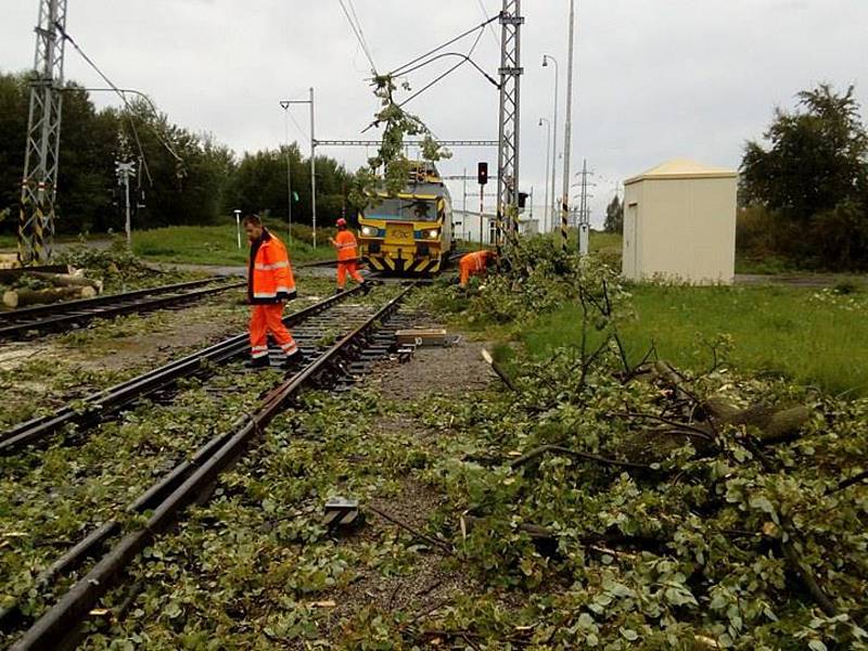 Železniční přejezd ve Velešíně je kvůli popadaným stromům a větvím uzavřen. Pracuje se na jeho zprůjezdnění.