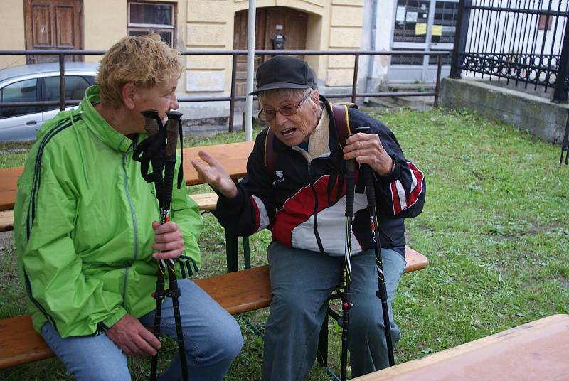 Nordic Walking branou Novohradských hor v Benešově nad Černou se konal i navzdory dešti.