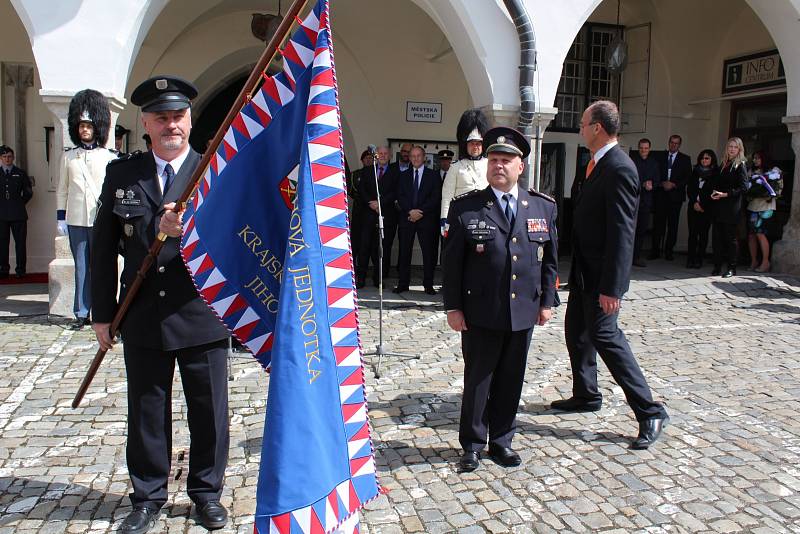 Slavnostní pietní akt s předáním slavnostního praporu policejní zásahové jednotce se odehrál v sobotu dopoledne na českokrumlovském náměstí.