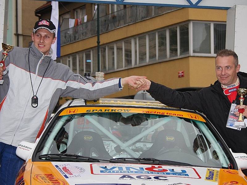 Výsledná bilance prvního roku vzájemné spolupráce pražského pilota Jana Jakubce a českokrumlovského navigátora Pavla Kacerovského (na snímku z cíle Rally Příbram) je uspokojivá. Tři ze čtyř společných startů ve „velkém“ mistrovství proměnili ve stříbro.