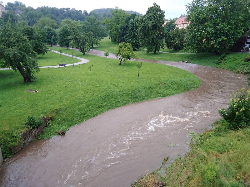 Rozvodněná řeka Polečnice na Českokrumlovsku v červnu 2020.