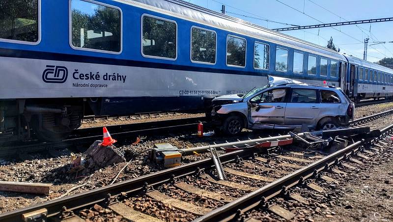 Tragický střet osobního auta s vlakem ve Velešíně.