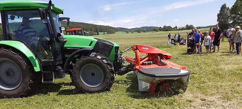 První traktoriáda ve Chmelné se skvěle vydařila. K vidění bylo plno traktorů a obdivovalo je mnoho návštěvníků.