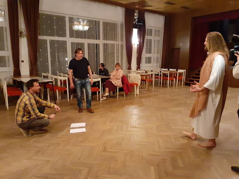 Zkouška pašijových her v sále kulturního domu v Hořicích na Šumavě.