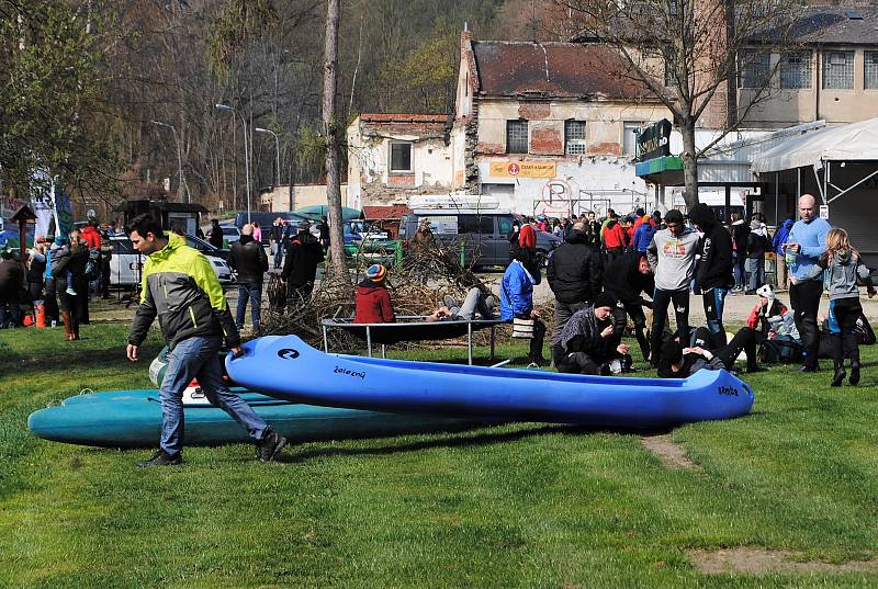 Do Kempu Krumlov U Trojice se sjeli nadšenci z celé republiky, aby vyrazili na společnou plavbu po čerstvě odemčené Vltavě.