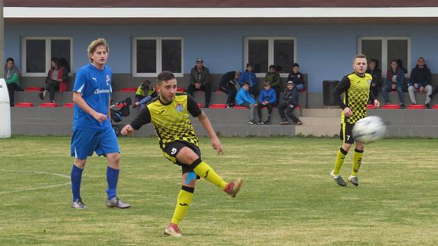 FC Šumava Frymburk (modré dresy) – FK Spartak Kaplice 1:4 (0:1).