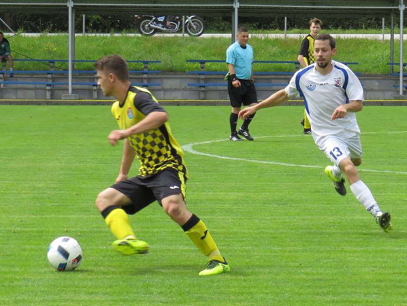 Oblastní I.B třída - 26. kolo: Vltavan Loučovice (bílé dresy) - Spartak Kaplice 1:3 (1:2).