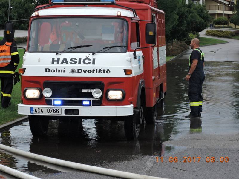 Hasiči SDH Dolní Dvořiště čerpali vodu z rybníčku u kasina, protože voda z něho se vylévala na vozovku.