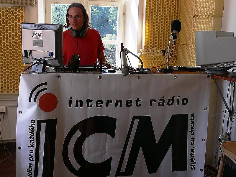 Moderátoři Rádia ICM se přestěhovali do nových prostor, které se ale nachází ve stejné budově. Na snímku koordinátor projektu Rádio ICM Jiří Muk.