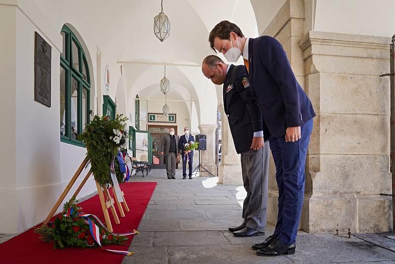 Pietní akt se v sobotu uskutečnil také na náměstí v Českém Krumlově.