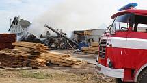 Několik hasičských jednotek likvidovalo požár pily v Mirkovicích od půlnoci a v pátek pokračovaly.