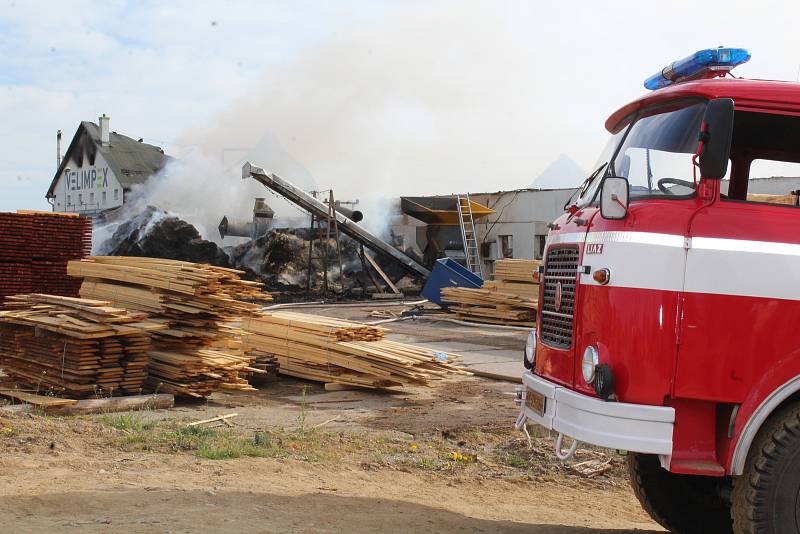 Několik hasičských jednotek likvidovalo požár pily v Mirkovicích od půlnoci a v pátek pokračovaly.