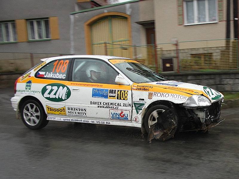 Pouze 1340 metrů trati Rally Vysočina absolvovali Jan Jakubec s Pavlem Kacerovským v plném nasazení. Po čelním nárazu do retardéru sice dojeli do cíle úvodní erzety, ale poté ze soutěže odstoupili.