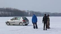 O víkendu v Horní Plané jezdilo přes zamrzlé Lipno jednou auto za druhým.