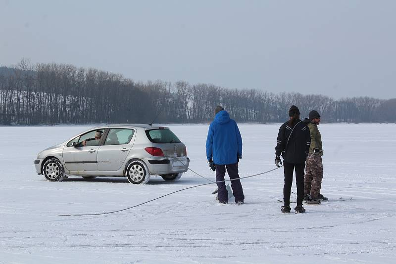 O víkendu v Horní Plané jezdilo přes zamrzlé Lipno jednou auto za druhým.