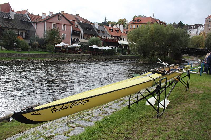 Přehlídka závodních skifů se slavnou minulostí u Vltavy v Českém Krumlově na závěr voroplavecké sezony.