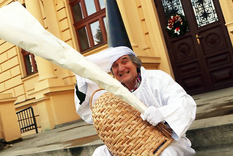 Václav Krištůfek jako svatý Ambrož, patron včelařů, voskařů, kameníků, zvířat.