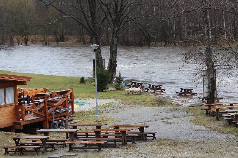 Vltava zaplavila břehy u chatek u Všeměr nad Větřním.